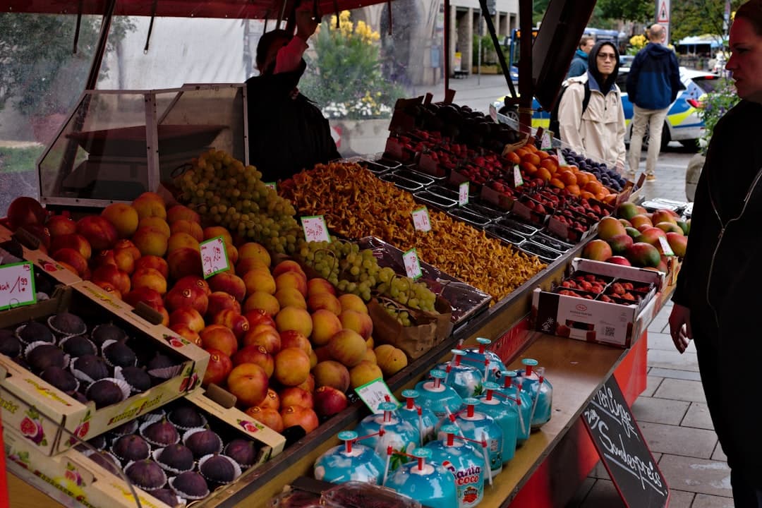 Różnorodne świeże owoce i produkty na miejskim targu