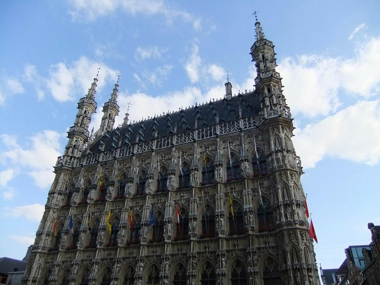 Ozdobny gotycki ratusz w Leuven, zabytkowa architektura.