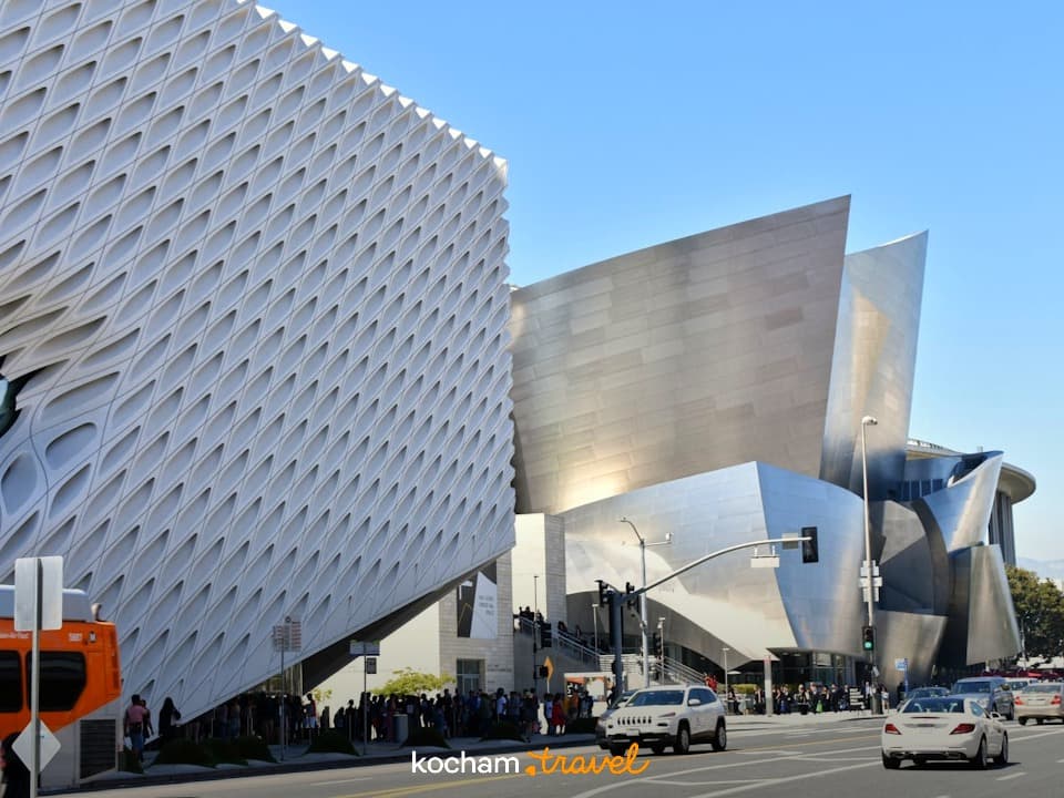 Nowoczesna architektura The Broad Museum i Walt Disney Concert Hall, Los Angeles.