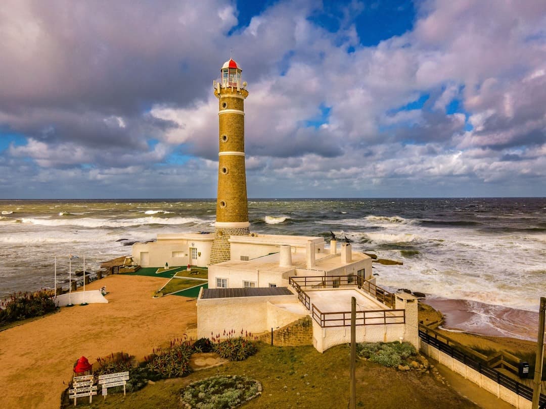 Latarnia morska Punta del Este, burzliwe fale oceanu, dramatyczne niebo.