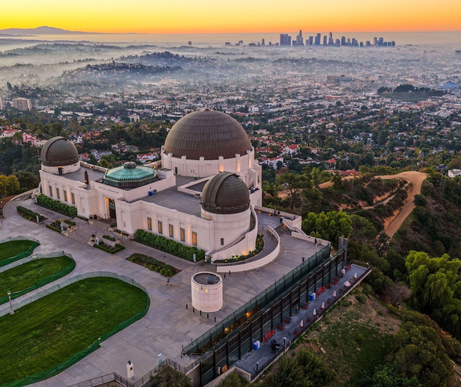 Obserwatorium Griffitha w Los Angeles, panorama miasta o zachodzie słońca.