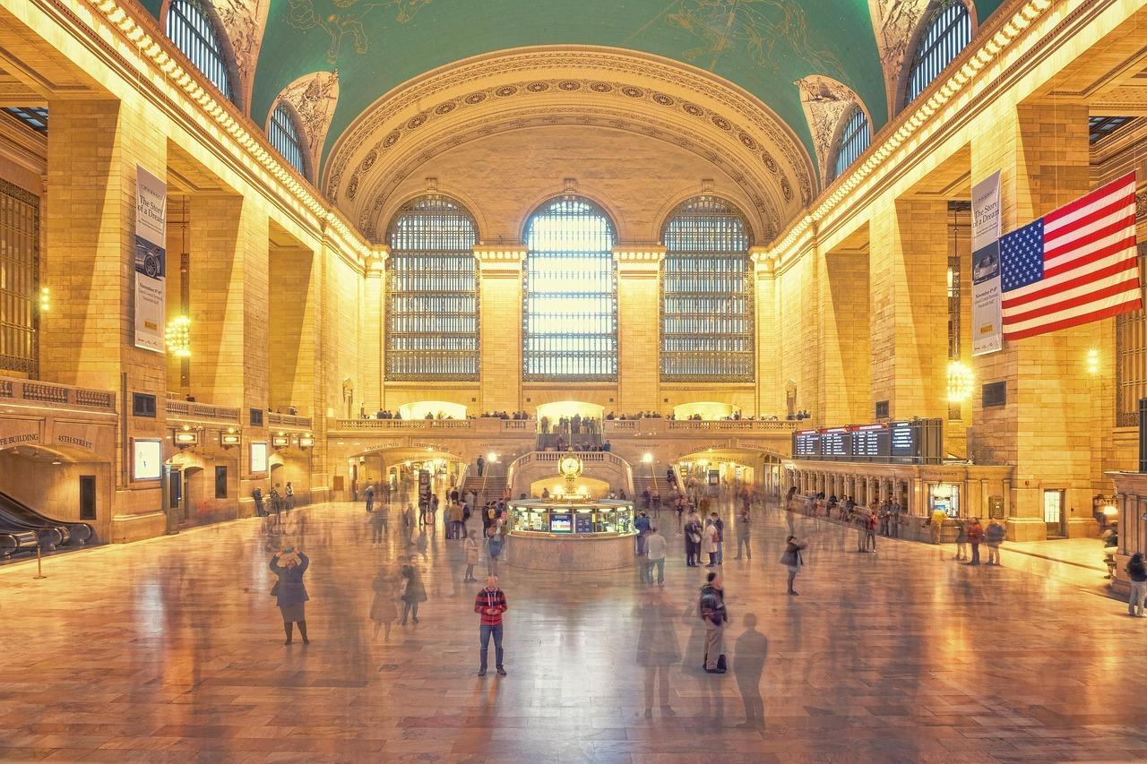 Grand Central Terminal Nowy Jork, główna hala, historyczna architektura, podróżni.