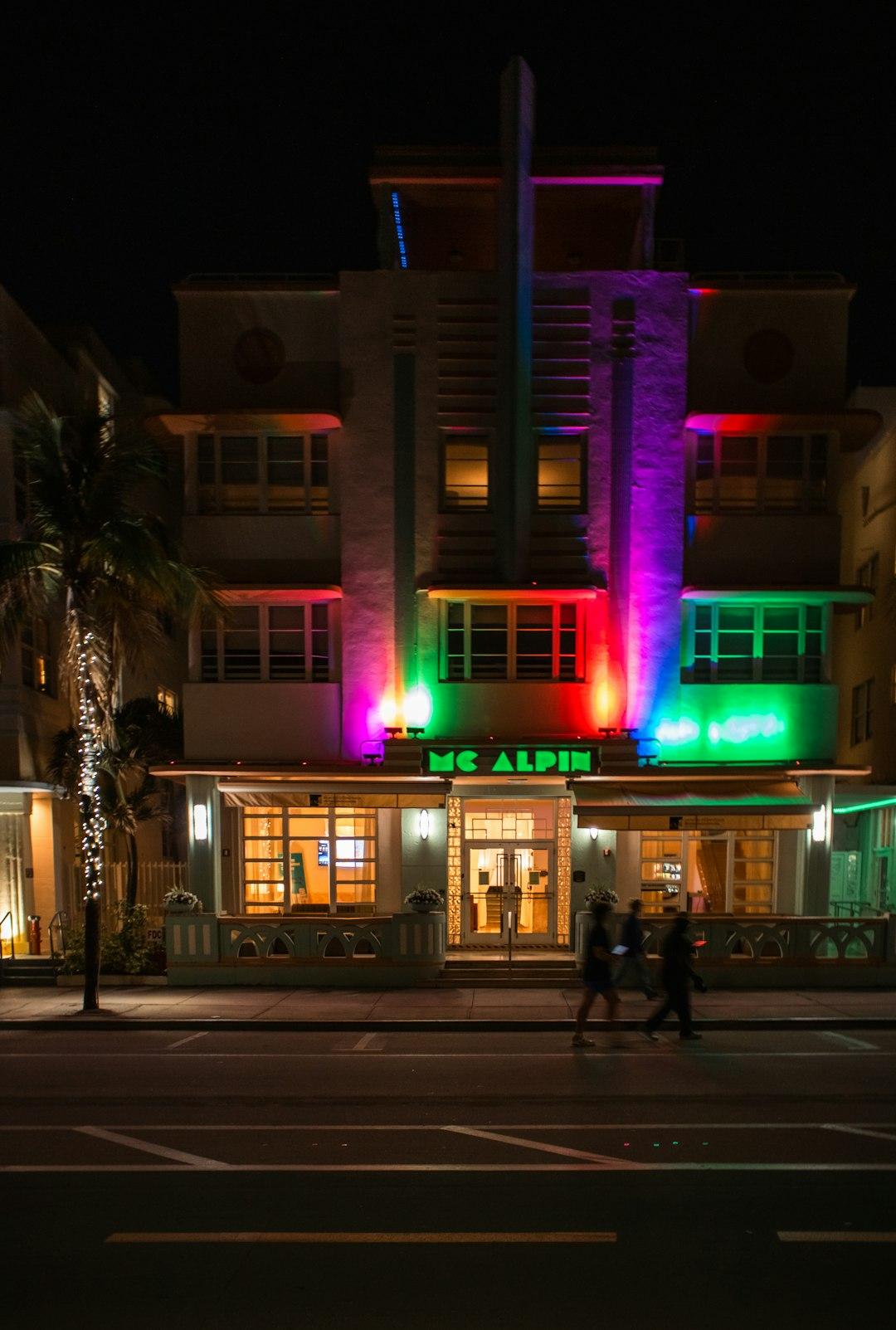 Art Deco hotel Mc Alpin w Miami Beach, nocą, jaskrawe neony.