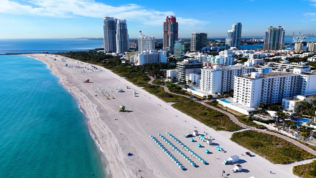 Miami Beach, turkusowe morze, piaszczysta plaża, wieżowce.