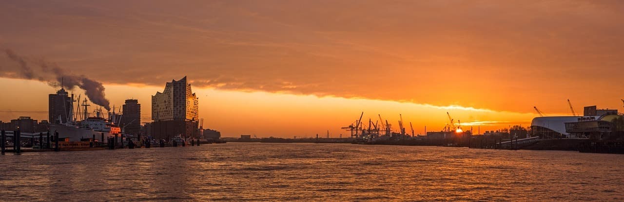 Panoramiczny widok Hamburga, rzeka Łaba, Elbphilharmonie, zachód słońca.