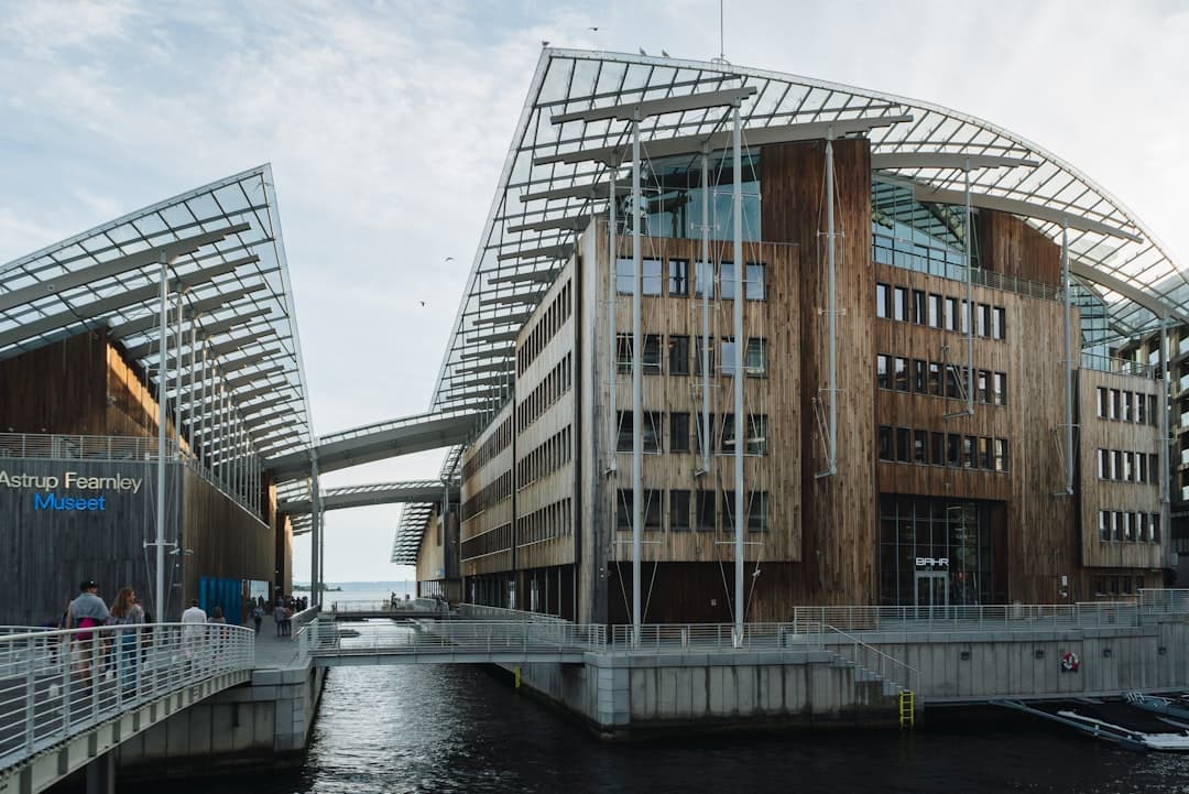Nowoczesna architektura Astrup Fearnley Museet, drewniane fasady, szklane dachy, nabrzeże.