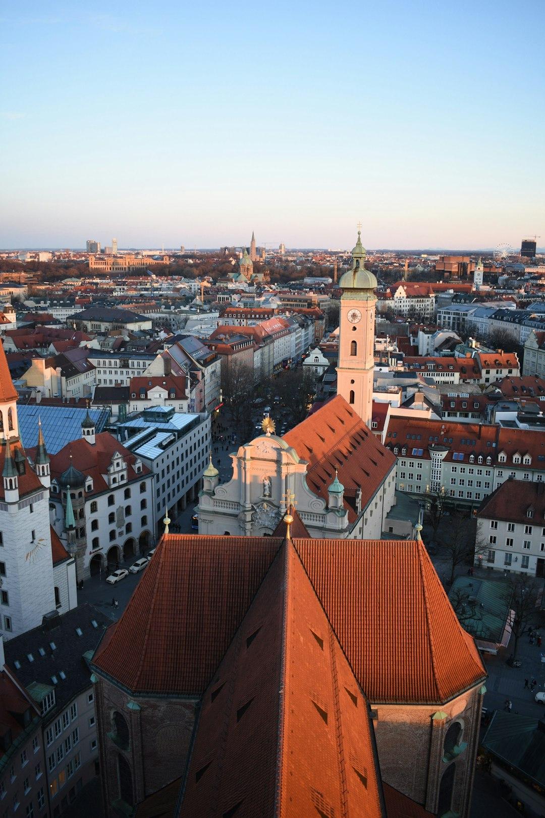Monachium panorama, zachód słońca, czerwone dachy, zabytkowe kościoły.