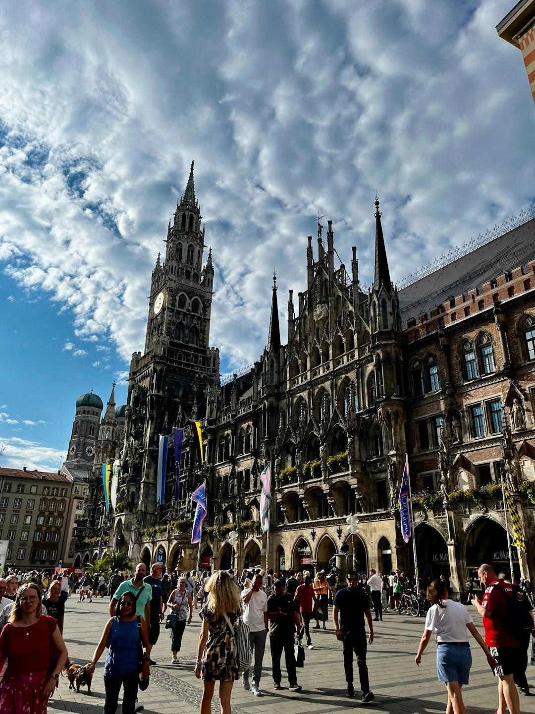 Tłum ludzi na Marienplatz przed Nowym Ratuszem w Monachium.