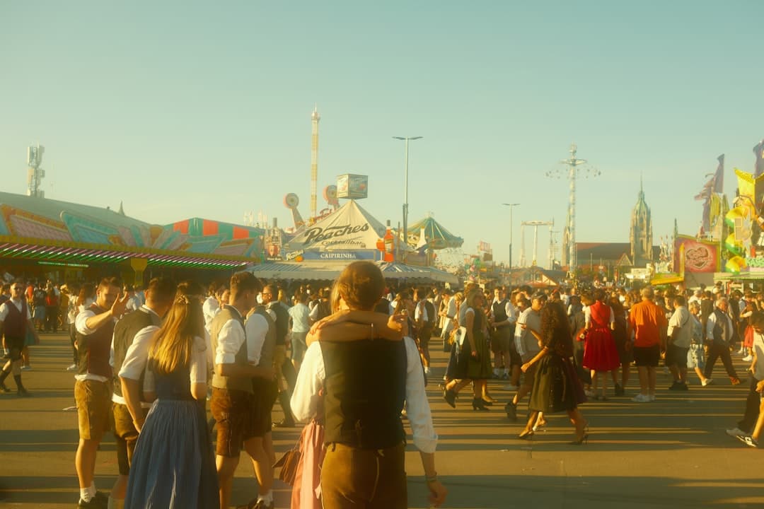 Tłum ludzi w tradycyjnych strojach bawarskich na festiwalu Oktoberfest.