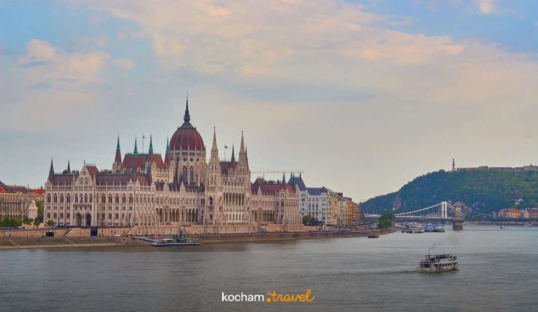 Panoramiczny widok na Parlament Węgierski w Budapeszcie nad Dunajem