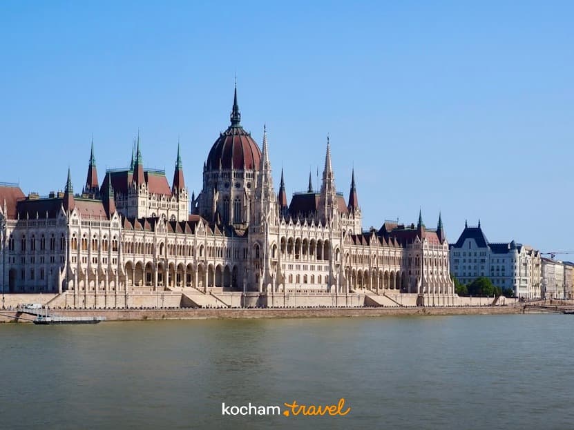 Węgierski Parlament Budapeszt, wielka kopuła, rzeka Dunaj, słoneczny dzień