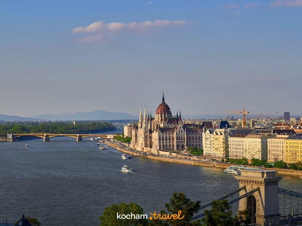 Panorama Budapesztu, Parlament, Dunaj, Most Łańcuchowy, słoneczny dzień.