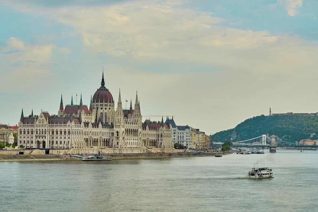 Budapeszt, Parlament Węgier nad Dunajem, most, wzgórze, statek, panorama miasta.