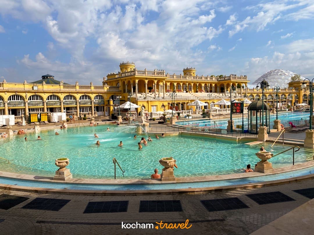 Łaźnie Szechenyi, Budapeszt, baseny zewnętrzne, historyczna architektura, słoneczny dzień.