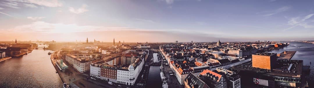 Panoramiczny widok na Kopenhagę, kanały, zabytkowe budynki, zachód słońca.