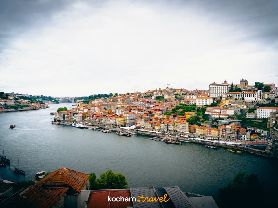 Malownicza panorama Porto z kolorowymi budynkami nad rzeką Douro.