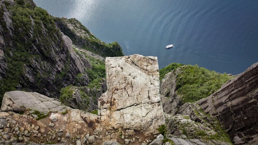 Preikestolen: monumentalna formacja skalna nad fiordem Lysefjord, Norwegia.