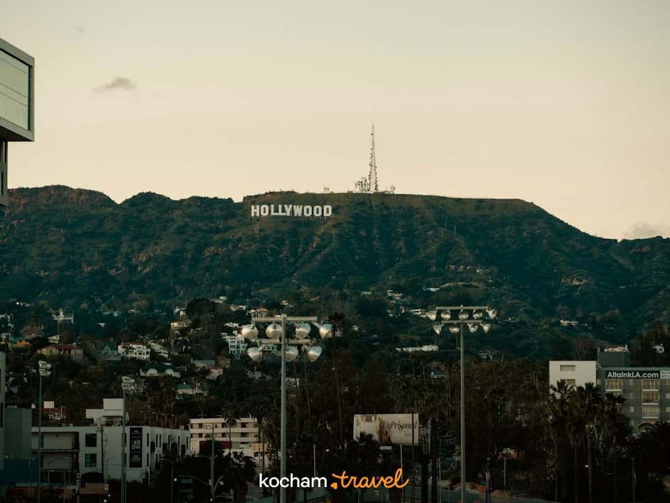 Znak Hollywood na zielonych wzgórzach, panorama Los Angeles.