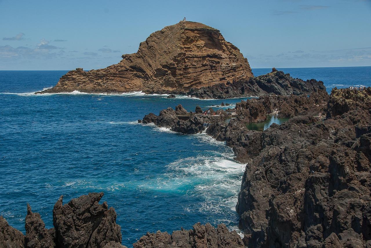 Naturalne baseny lawowe w Porto Moniz na Maderze.