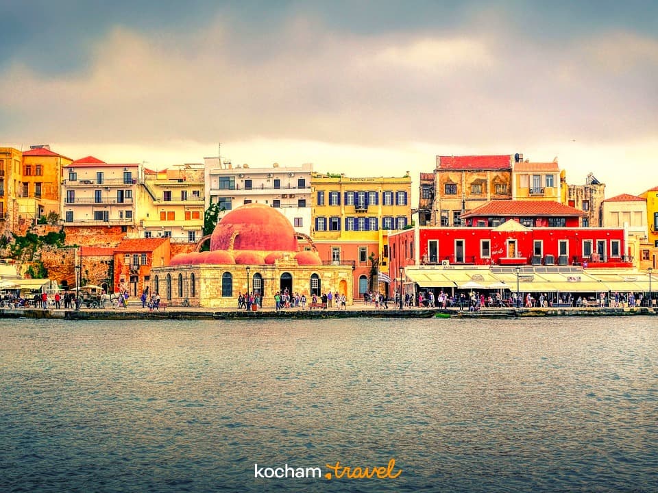 Chania, Kreta, Grecja: malowniczy wenecki port, kolorowe budynki, meczet