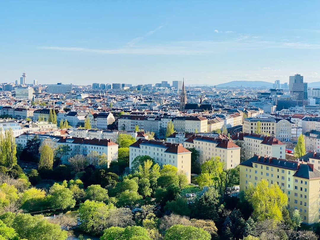 Wiedeń panorama miasta, budynki, zieleń, błękitne niebo.