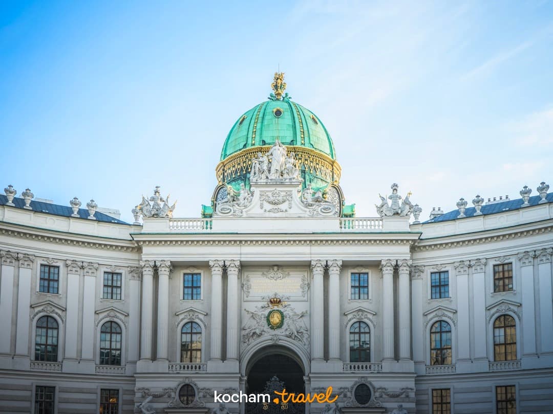 Wiedeń Pałac Hofburg, Michaelerplatz, zielona kopuła, historyczna architektura.