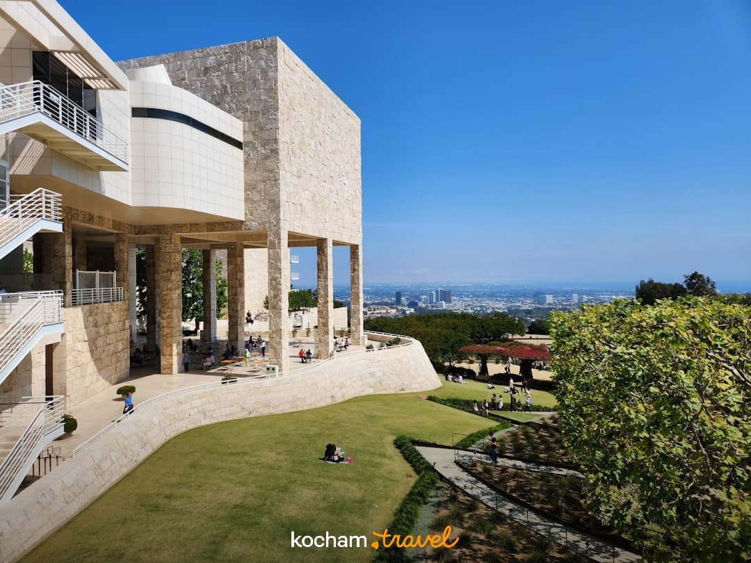 Getty Center w Los Angeles, nowoczesne budynki, zielone ogrody, panorama miasta.