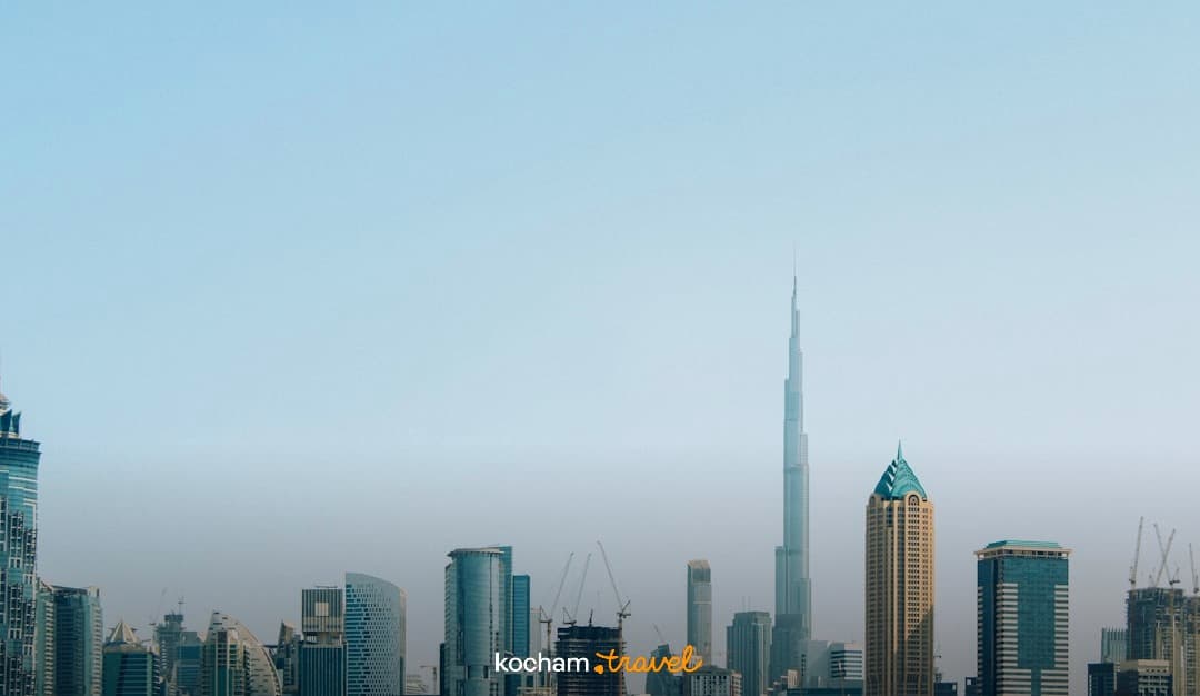 Panorama Dubaju z Burdż Chalifa i nowoczesnymi wieżowcami.