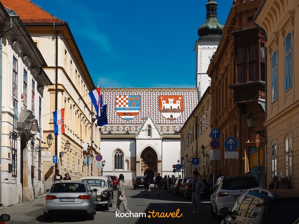Zagrzeb, Chorwacja, Kościół św. Marka, kolorowy dach, zabytkowa ulica, słonecznie.
