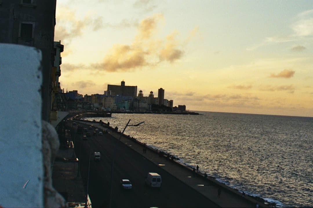 Malecón w Hawanie, zachód słońca nad oceanem, panorama miasta.