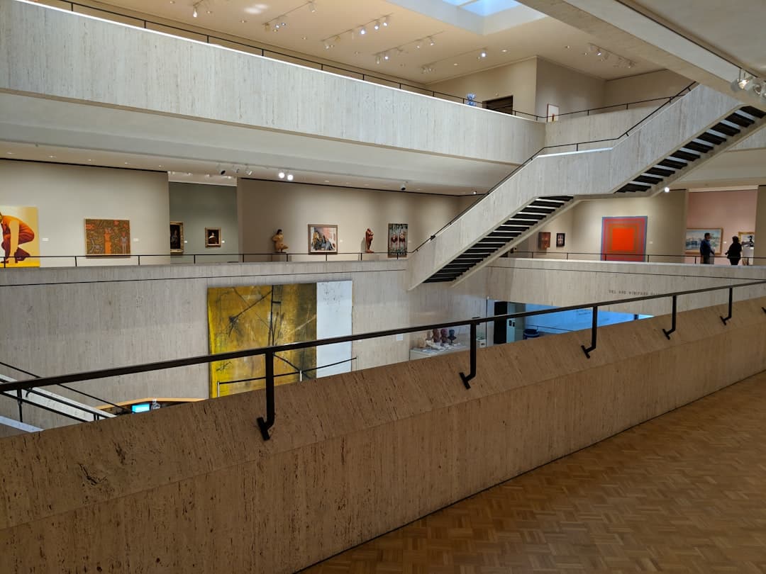 Wnętrze nowoczesnego muzeum sztuki z wielopoziomowymi galeriami i imponującymi schodami.