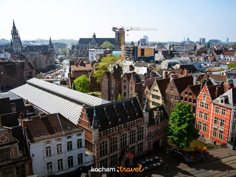 Widok na historyczne europejskie miasto z kanałem, łodziami i zabytkową architekturą.