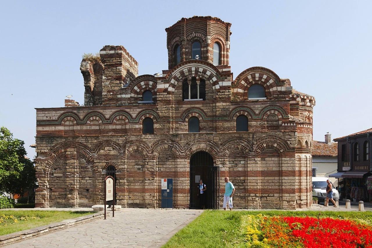 Ornamentowany kościół z cegły i kamienia, zabytkowa architektura.