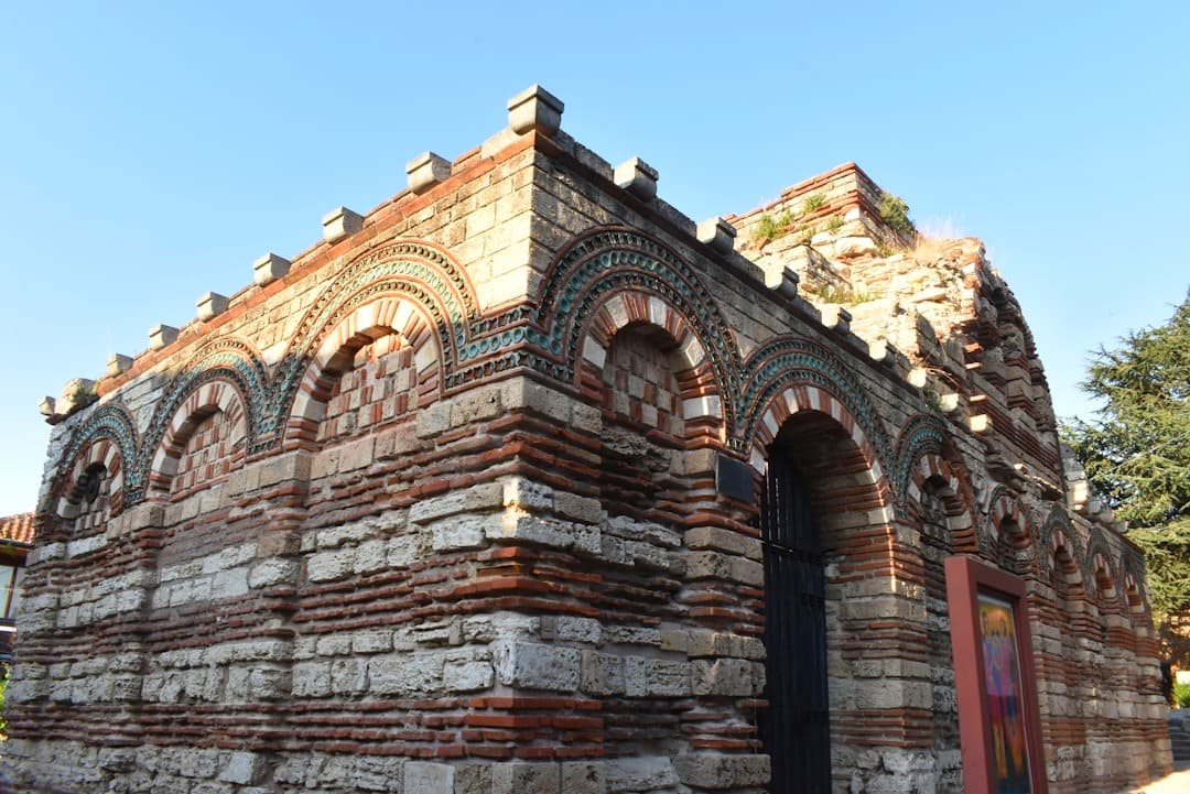 Starożytny kościół Nesebyr, Bułgaria, bizantyjska architektura, cegła i kamień.