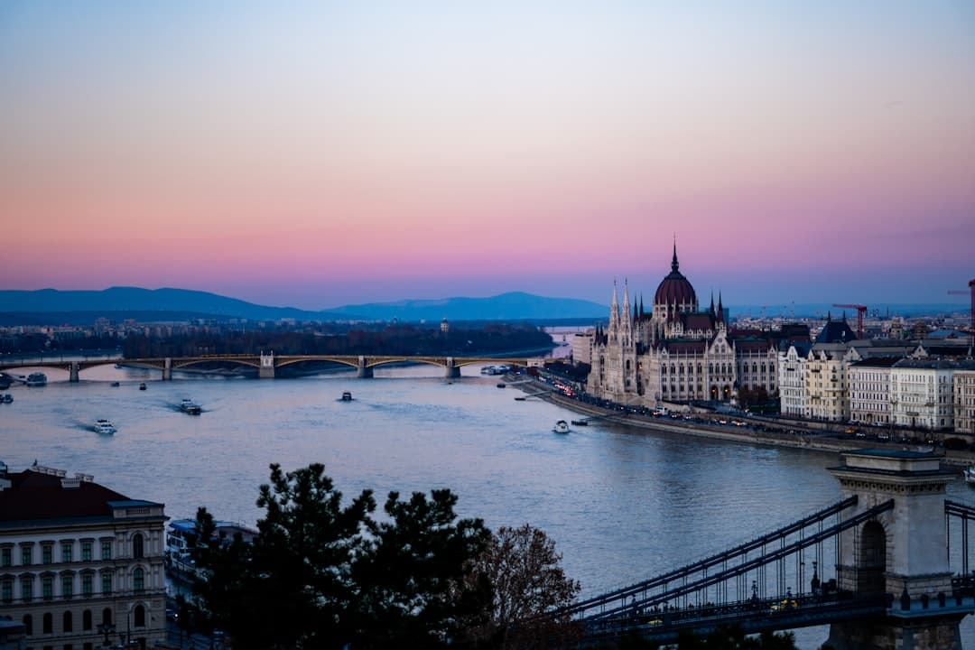 Panoramiczny widok na Parlament Węgier, Dunaj i mosty w Budapeszcie o zmierzchu.