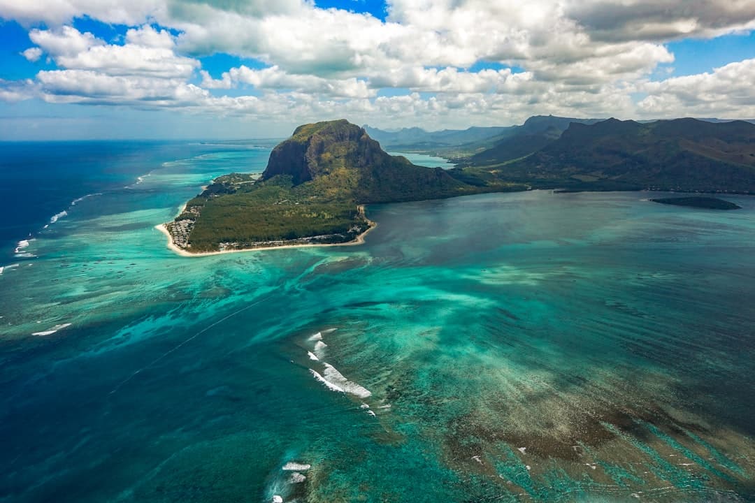 Le Morne Brabant, Mauritius, turkusowe wody, rafa koralowa, góra.