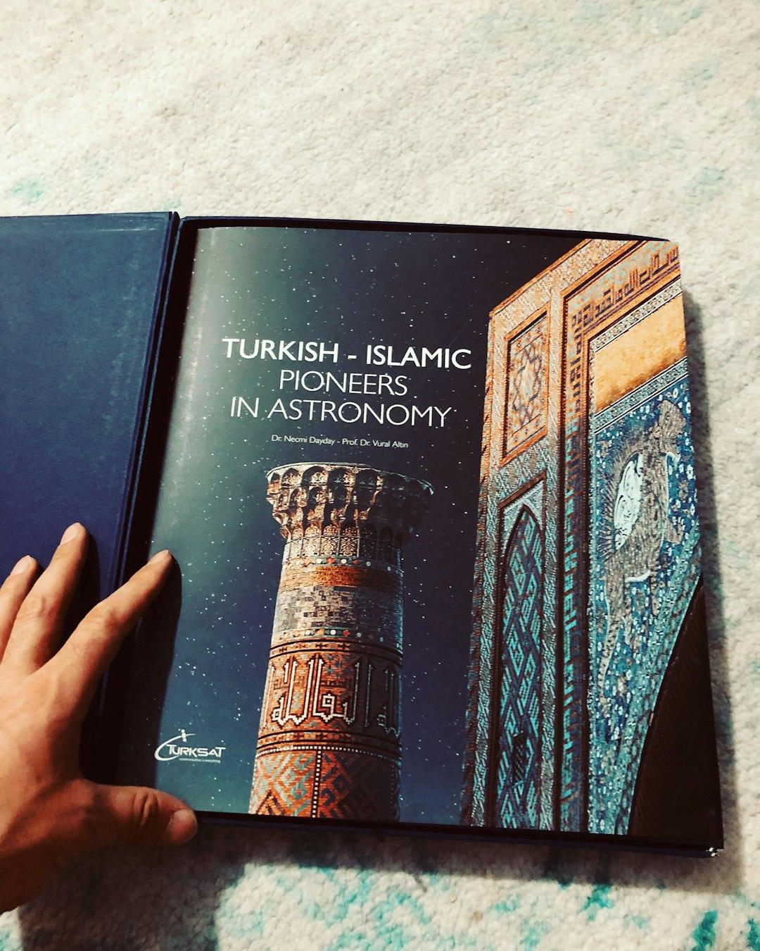 Okładka książki "Turecko-Islamscy Pionierzy Astronomii" z minaretem i gwiaździstym niebem.