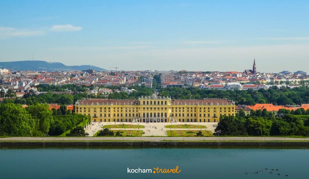 Panoramiczny widok na Pałac Schönbrunn, ogrody, Wiedeń, Austria w słońcu.