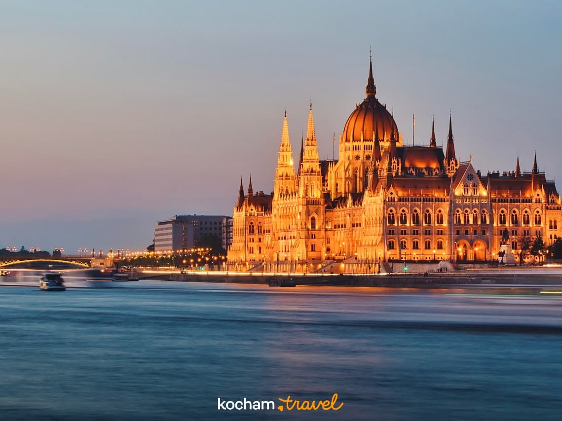 Oświetlony Parlament Węgierski nad Dunajem w Budapeszcie o zmierzchu.