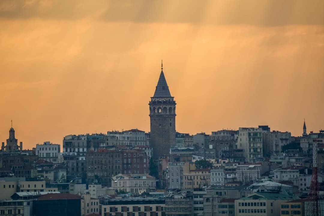 Historyczna Wieża Galata w Stambule, panorama miasta o zmierzchu.