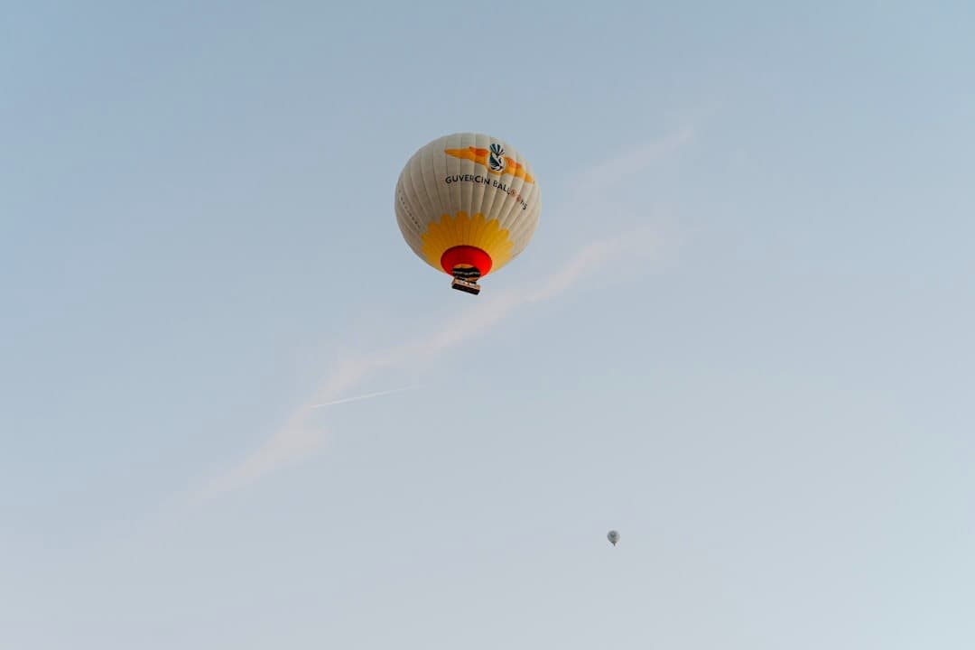 Dwa balony na gorące powietrze na jasnym niebie.