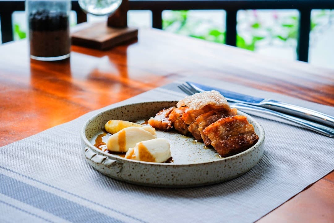 Platerowany chrupiący boczek wieprzowy z dodatkiem w restauracji