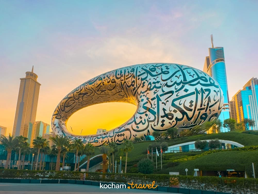 Muzeum Przyszłości Dubaj, futurystyczna architektura, kaligrafia arabska, zachód słońca.