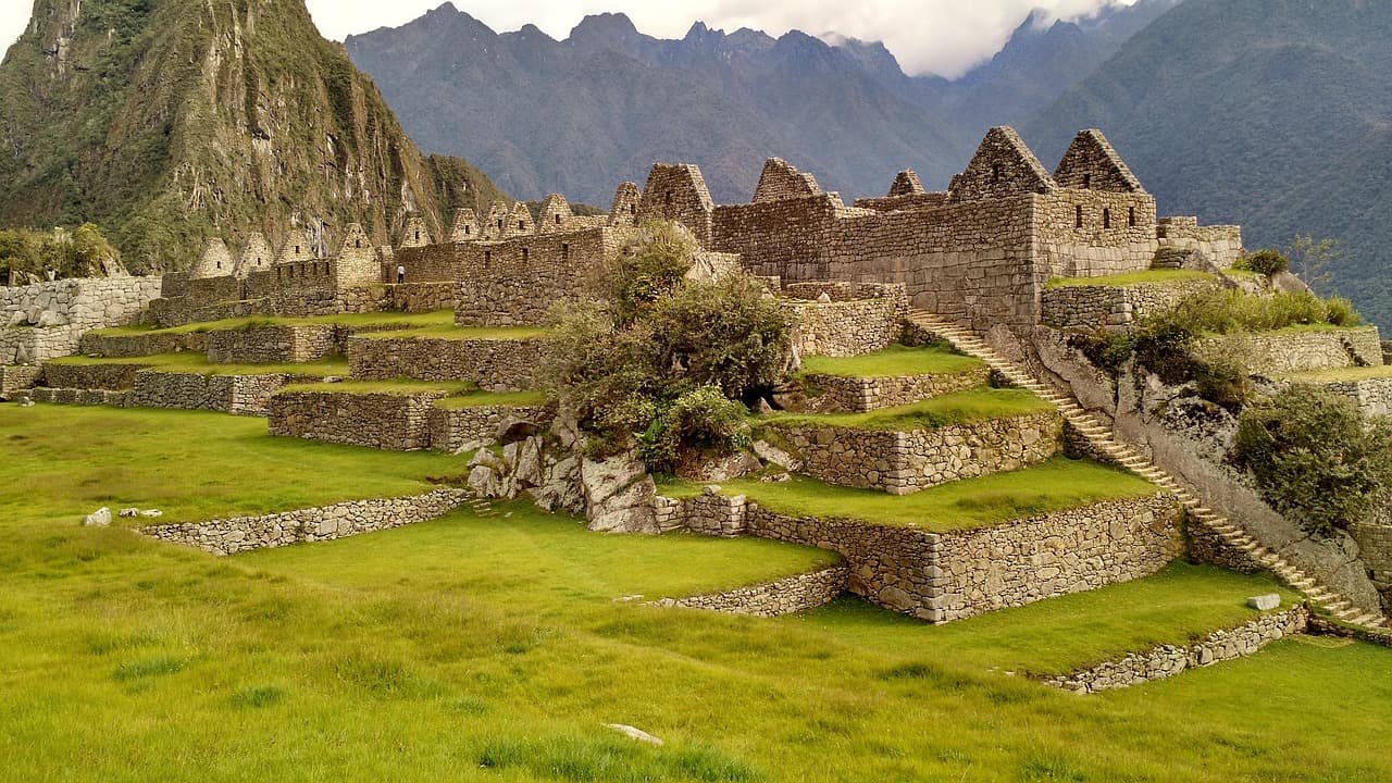 Machu Picchu, starożytne miasto Inków w Andach, zielone tarasy, góry.