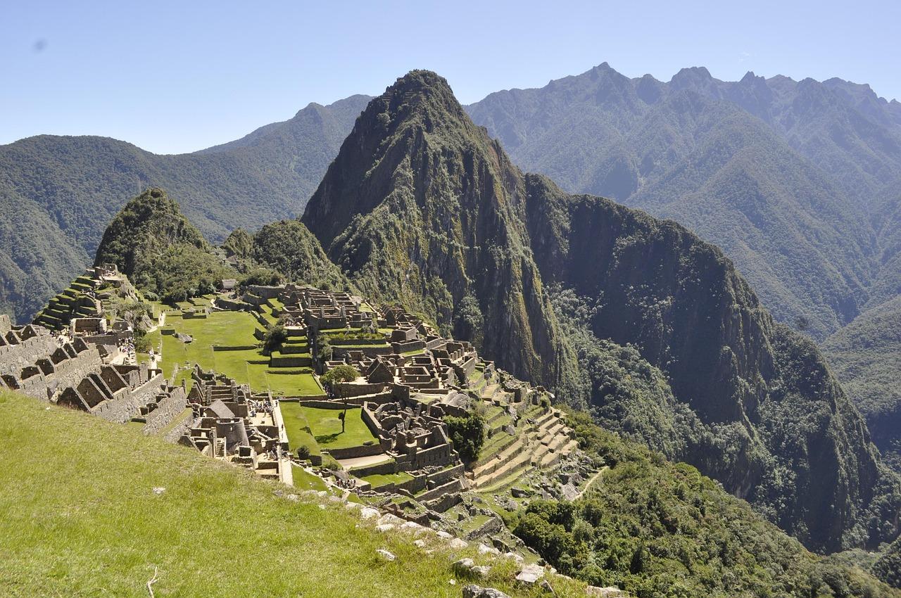 Machu Picchu, peruwiańskie ruiny Inków z tarasami rolniczymi i górami.