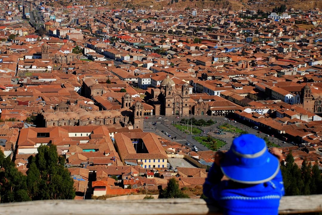 Panorama historycznego miasta Cusco w Peru z czerwonymi dachami.