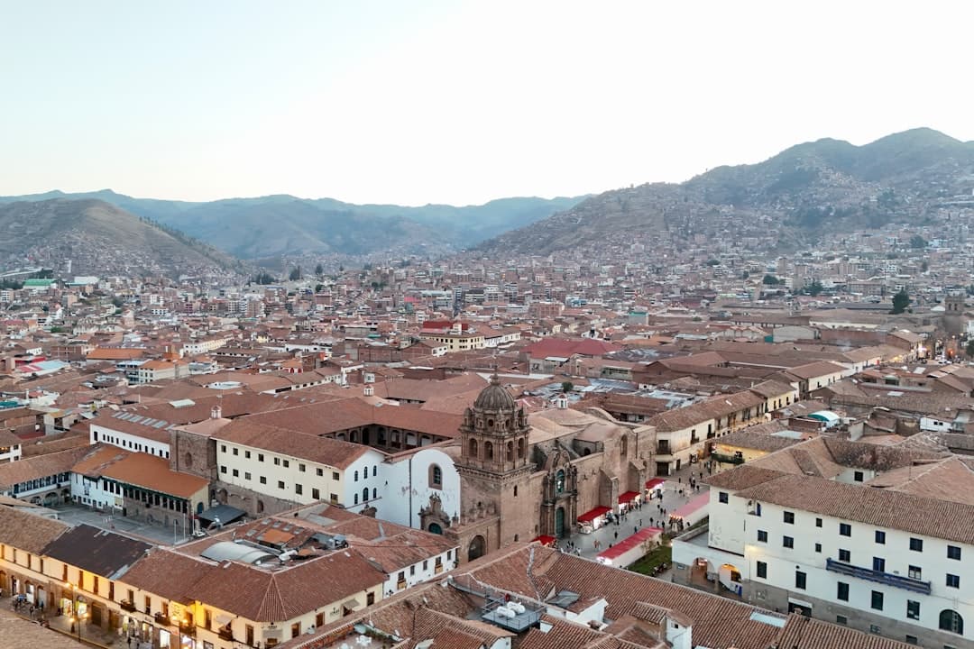 Panorama historycznego miasta Cusco w Peru z katedrą i górami.