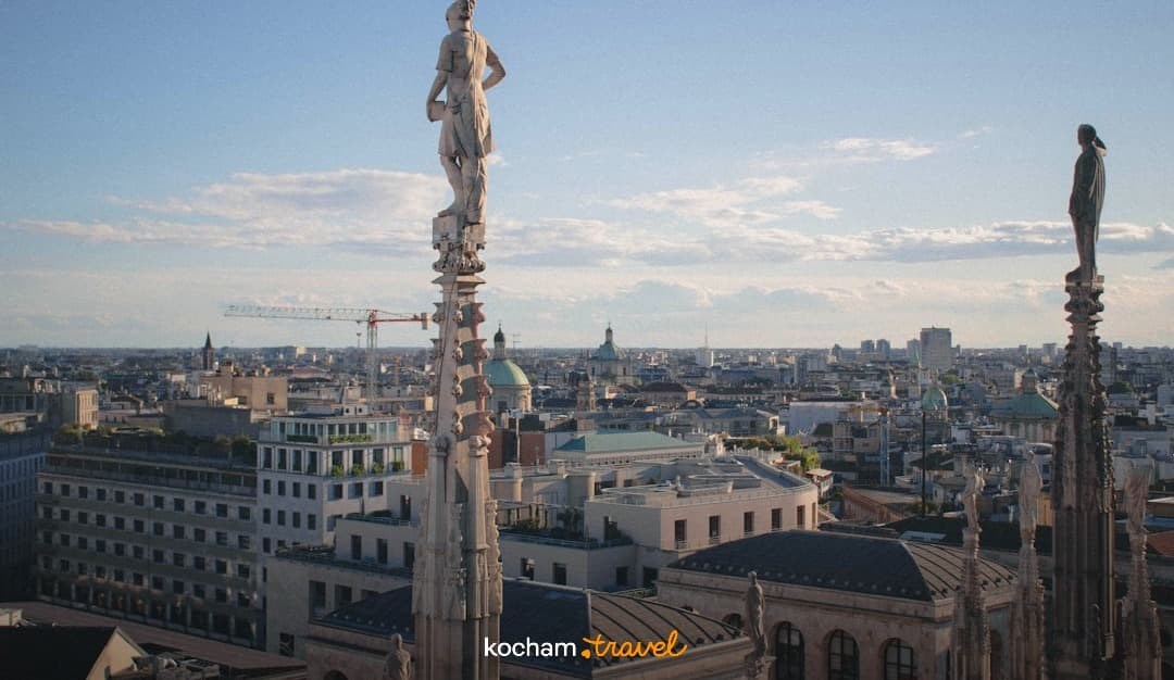Panoramiczny widok na Mediolan z iglicami Duomo.