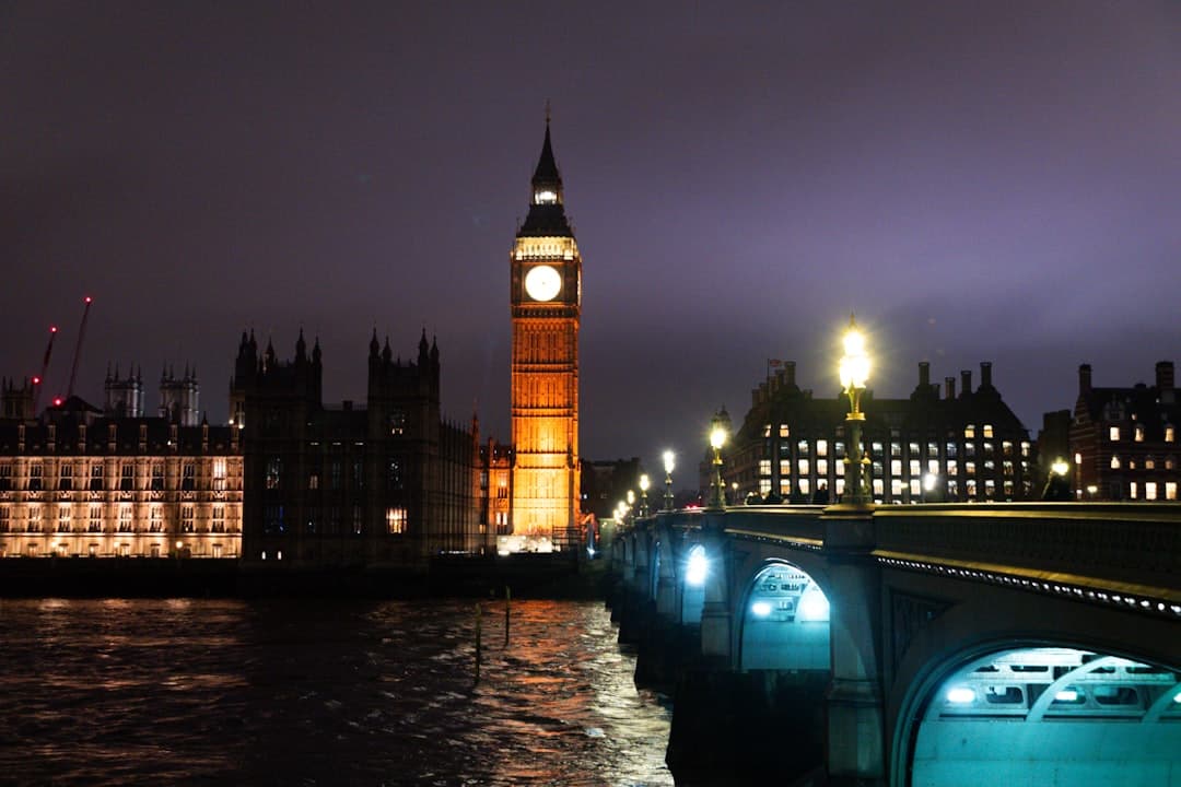 Big Ben i most Westminster nocą Londyn Anglia