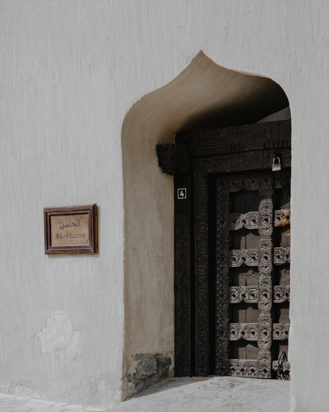 Arabska brama Al-Husen, rzeźbione drewniane drzwi historycznego budynku.